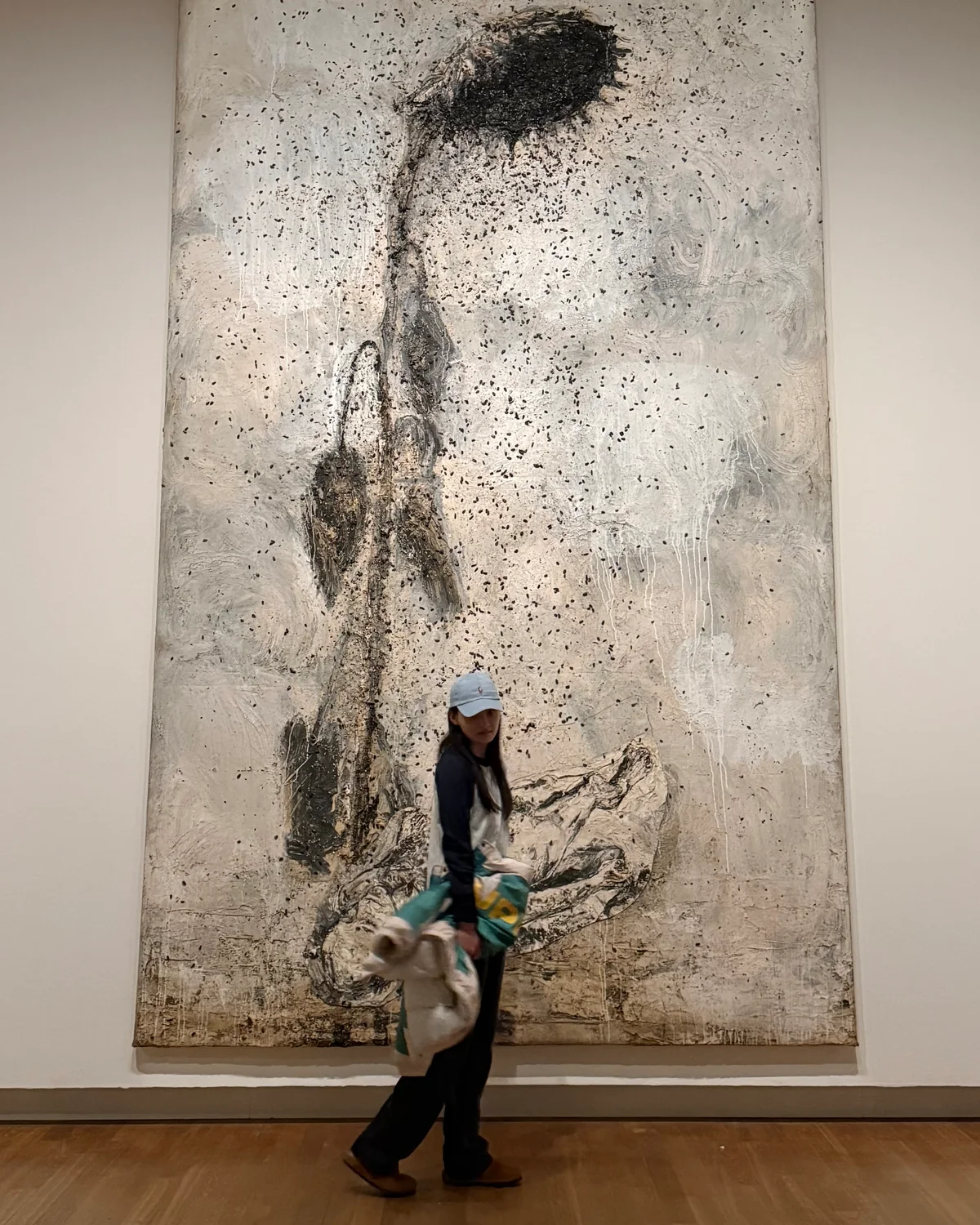 站在大型艺术作品前观看展览